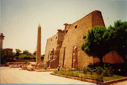 {Main entrance to Luxor
Temple, complete with obelisk and miscelaneous statues}